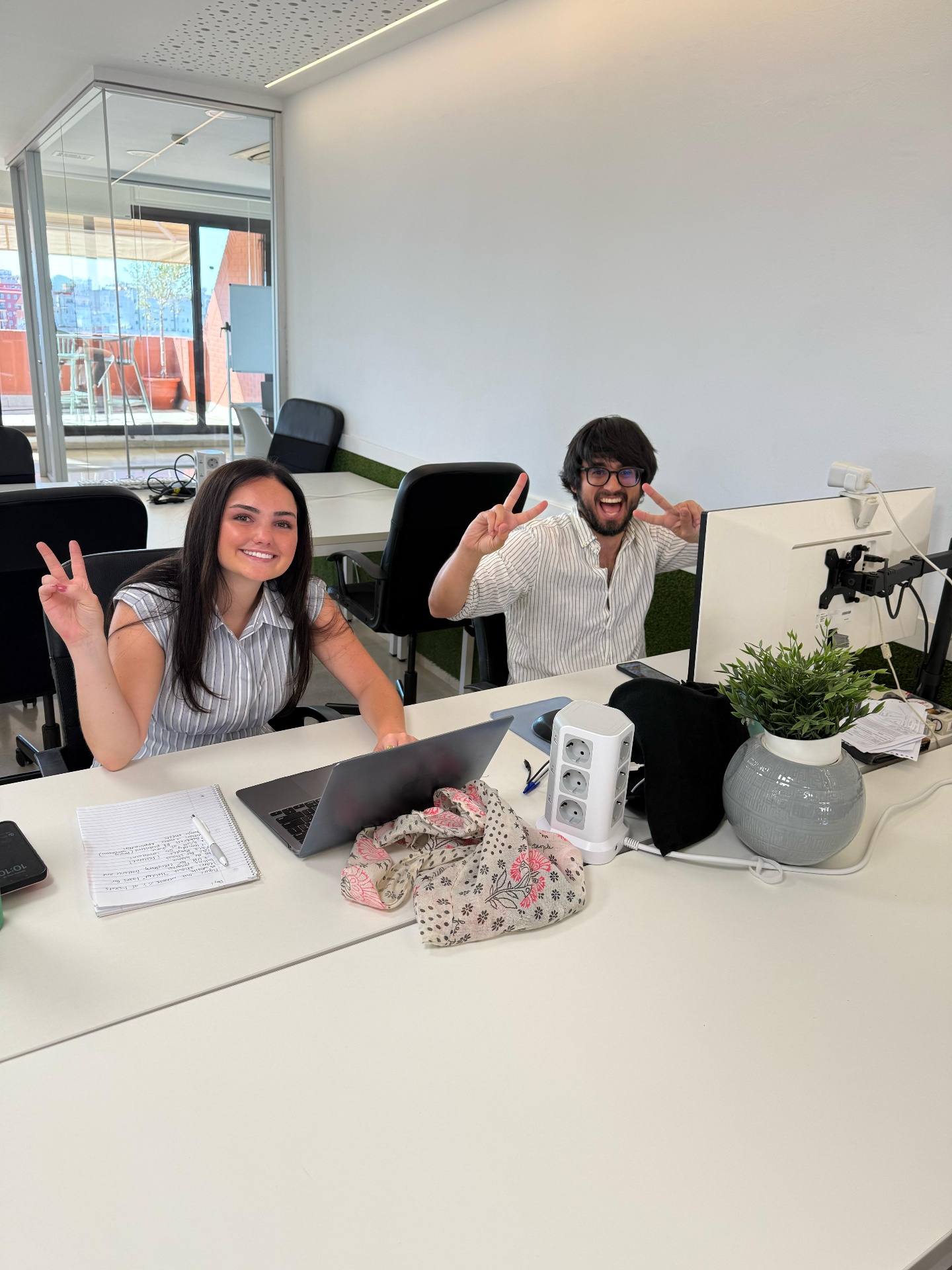 Equipo de interns en oficina